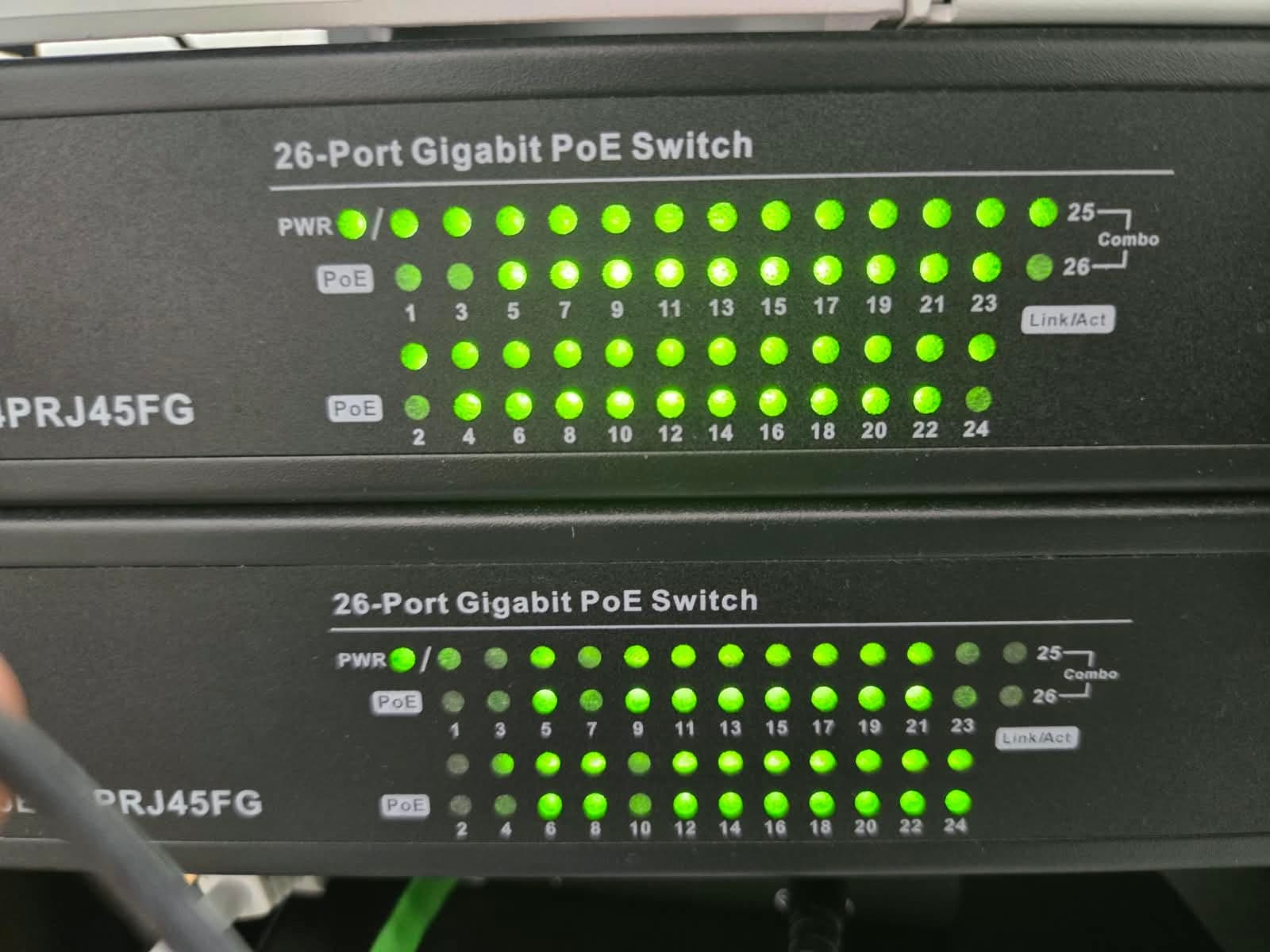Dos switches de red PoE gigabit de 26 puertos con indicadores encendidos