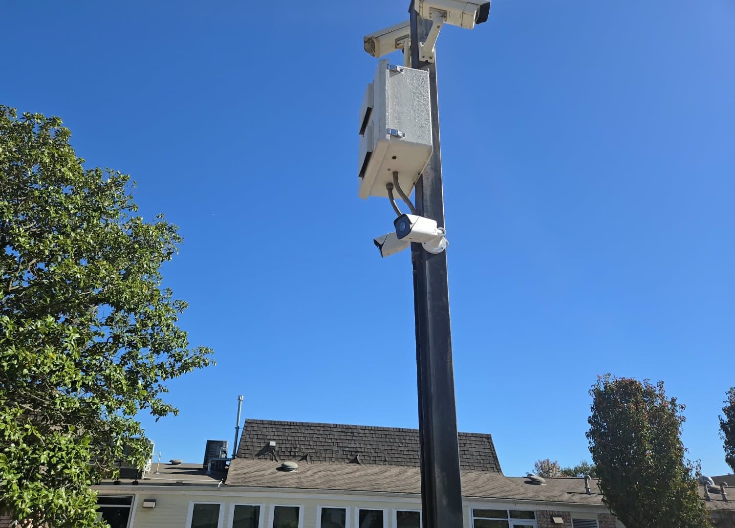 Cámaras de seguridad montadas en un poste de luz de estacionamiento en una propiedad comercial
