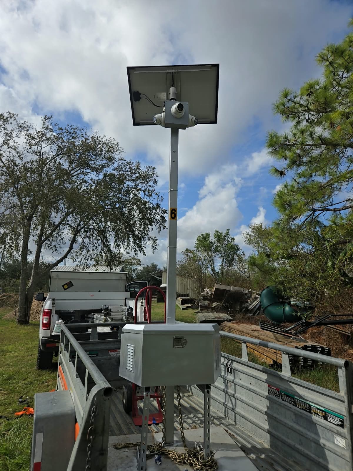 Panel solar y cámara PTZ montados en una torre galvanizada