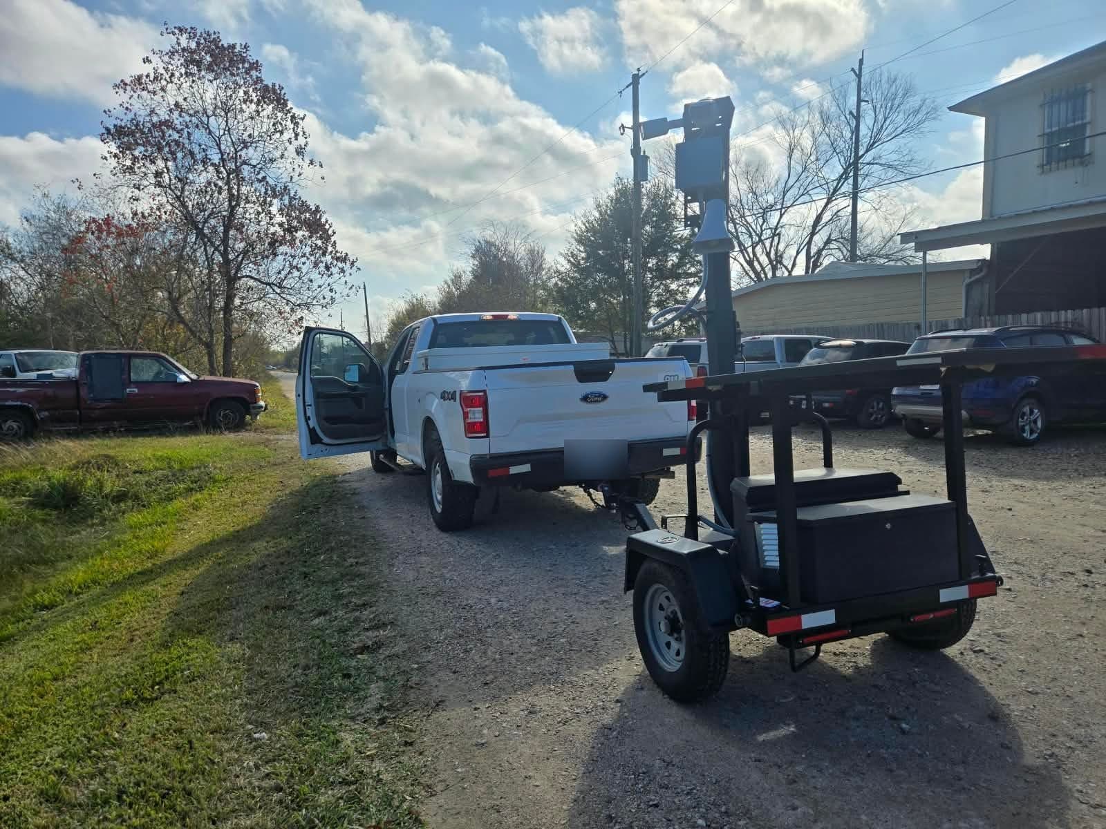 Camioneta remolcando una torre de videovigilancia solar sobre remolque