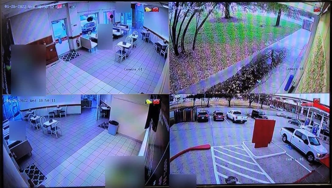 Monitor mostrando cuatro vistas de cámara del comedor de un restaurante, un pasillo exterior y un estacionamiento, personas difuminadas
